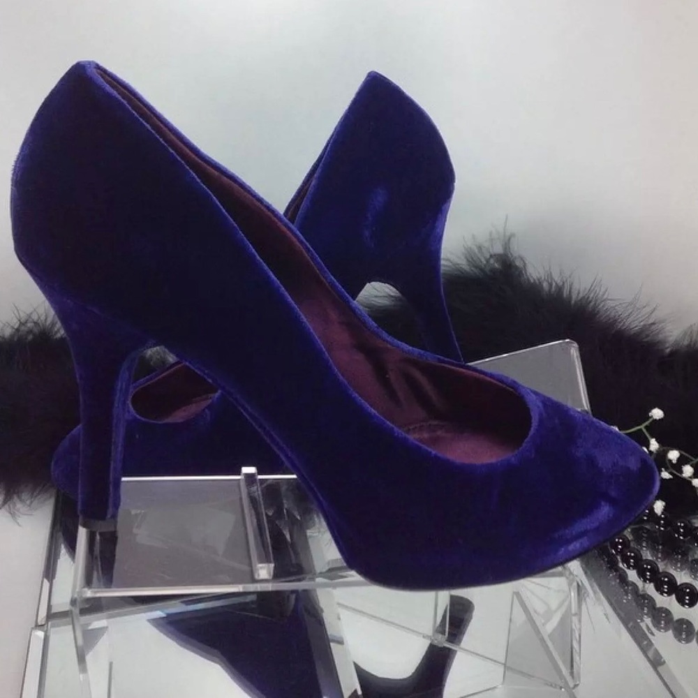 DOLCE & GABBANA Purple Velvet Pointed Toe Pumps (Size 40.5)